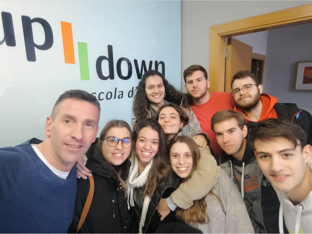 Grup adolescents estudiant anglès a Up Down Manresa