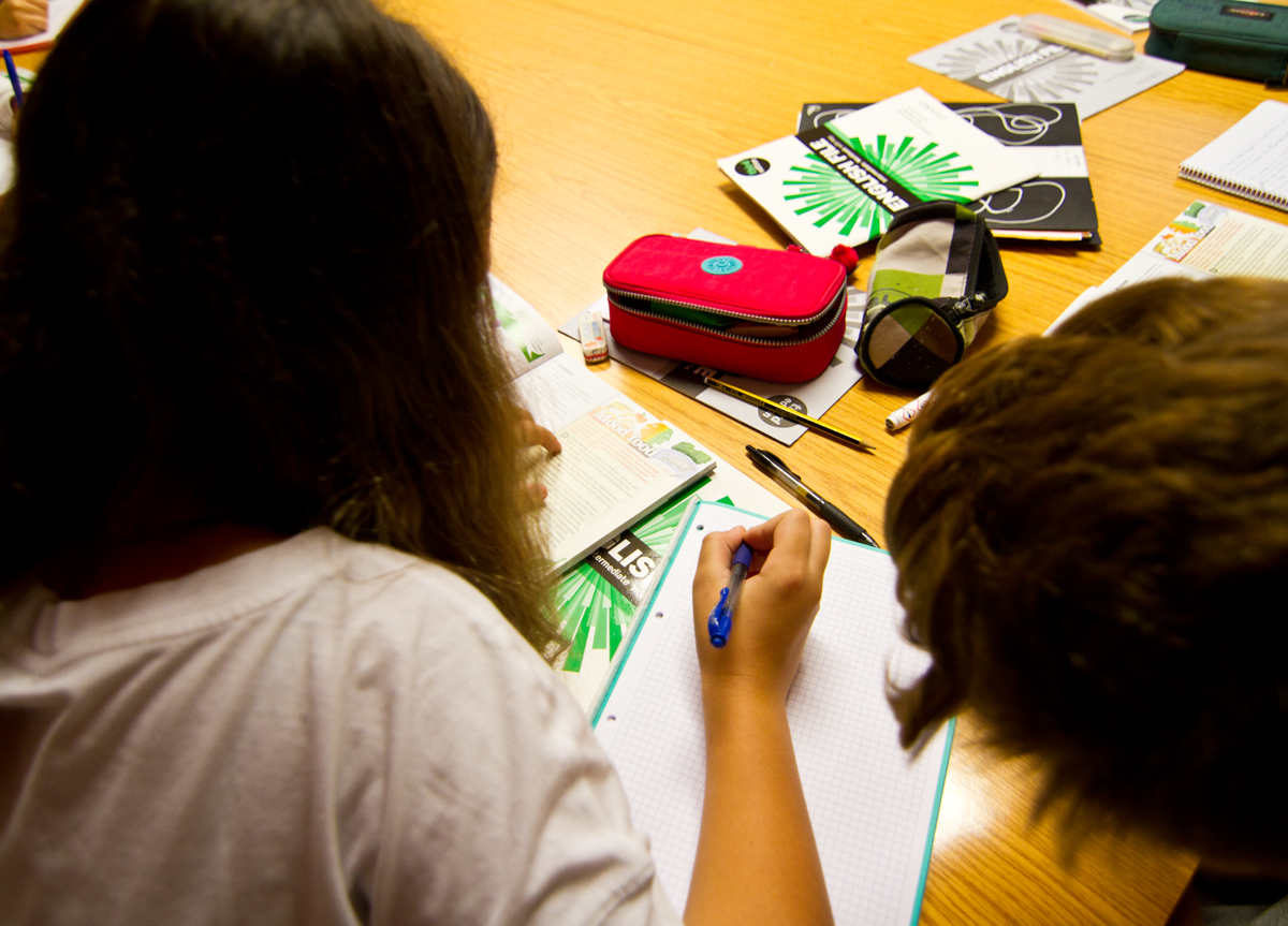 Classes d'anglès alumnat escrivint